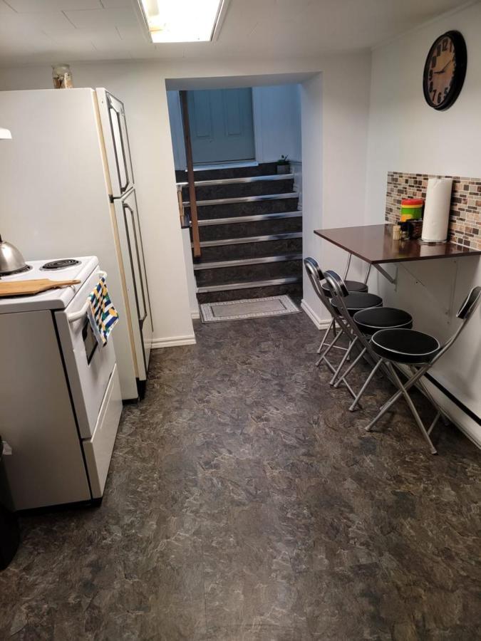 Lower Level Apt 6Ft High Close To Hwy Netflix Wifi Edmundston Exterior foto